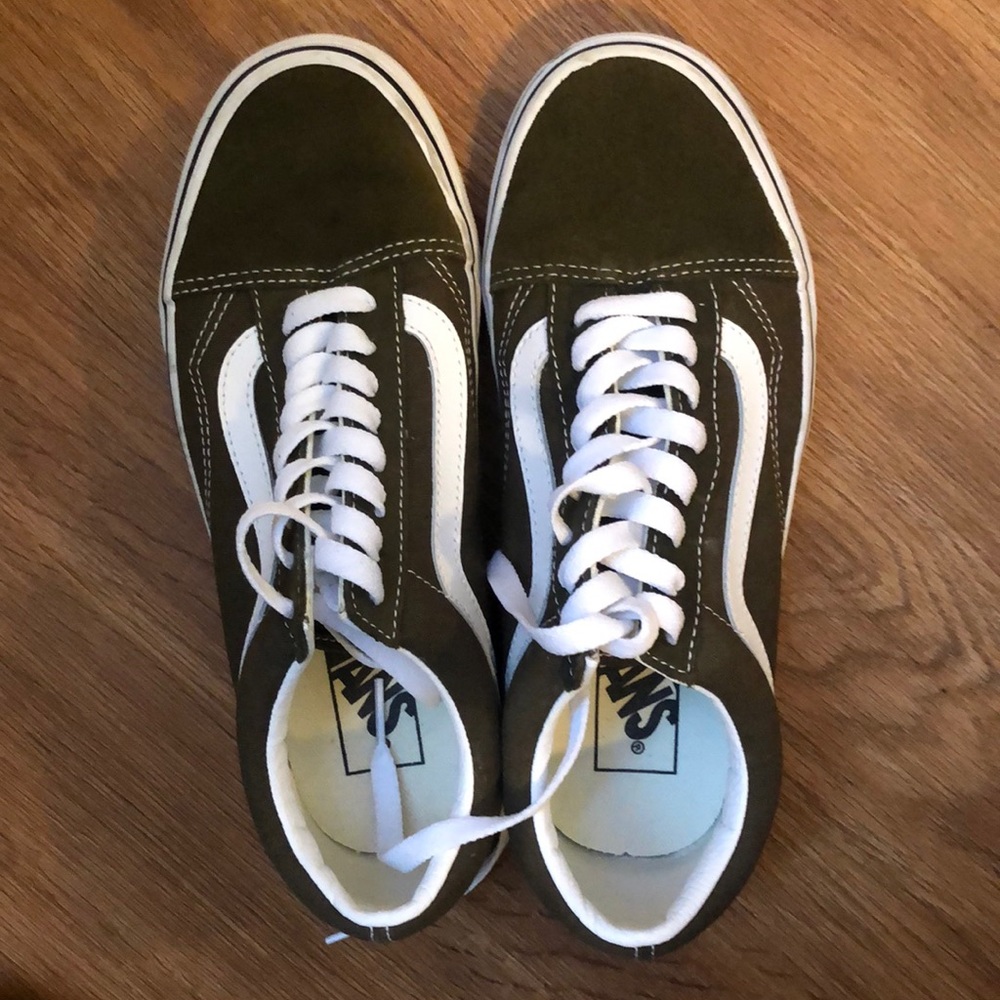 Tennis shoes